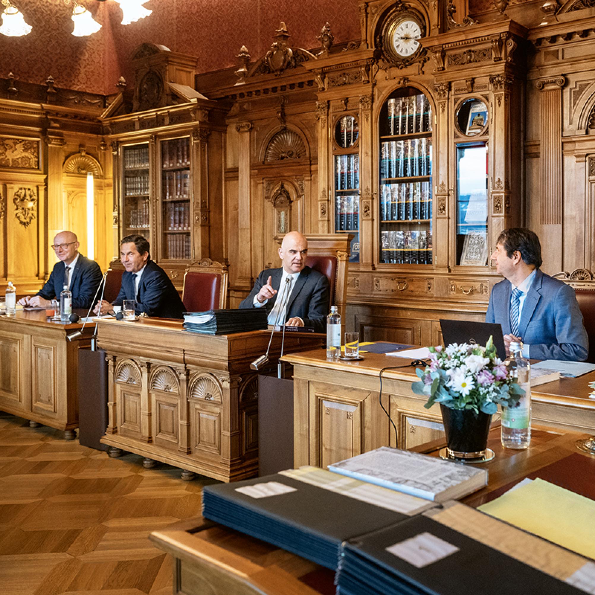 Der Bundeskanzler und die beiden Vizekanzler sitzen rechts und links des Bundespräsidenten im Sitzungszimmer des Bundesrats.