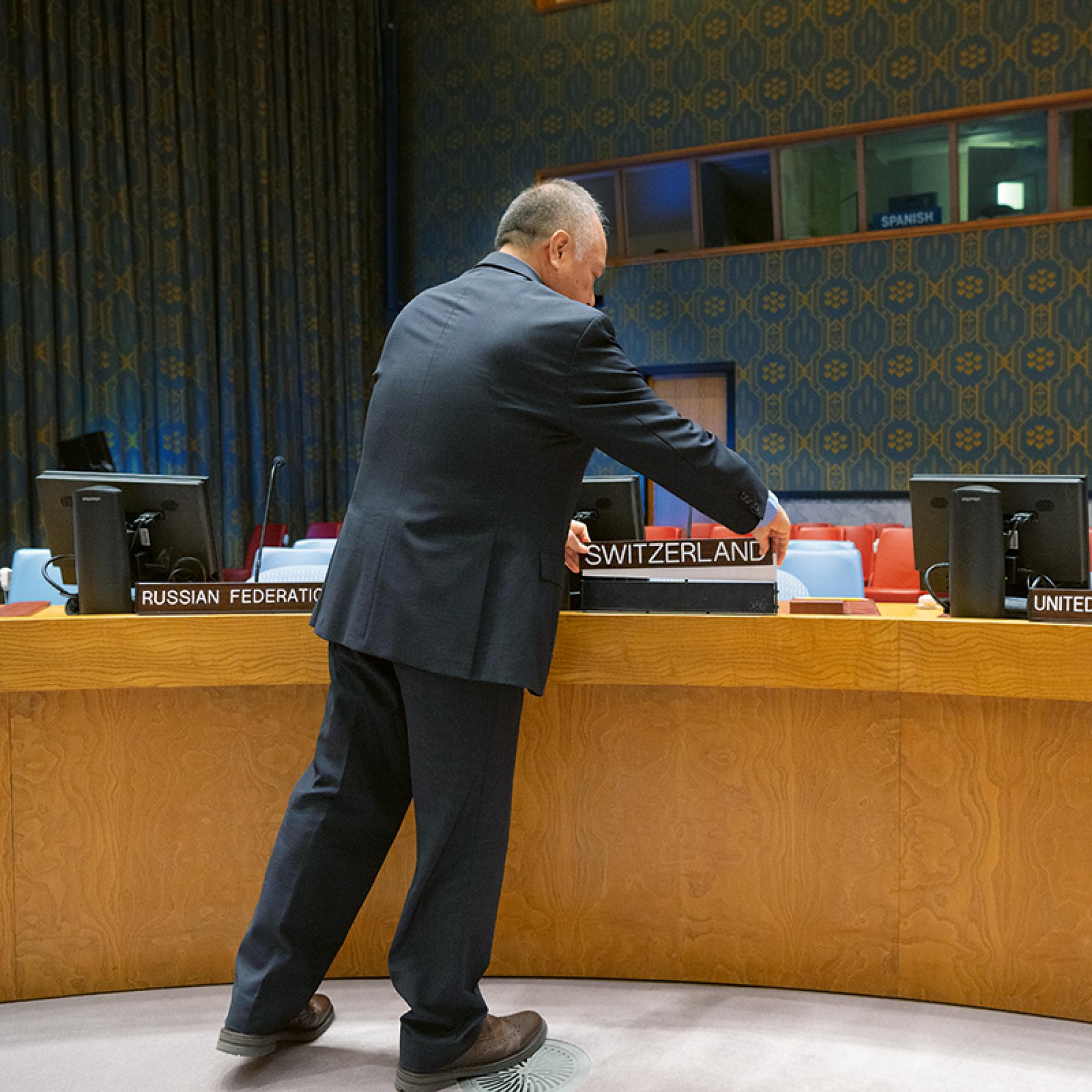 Ein Mann vorbereitet den Sitzplatz der Schweiz im UNO-Sicherheitsrat.