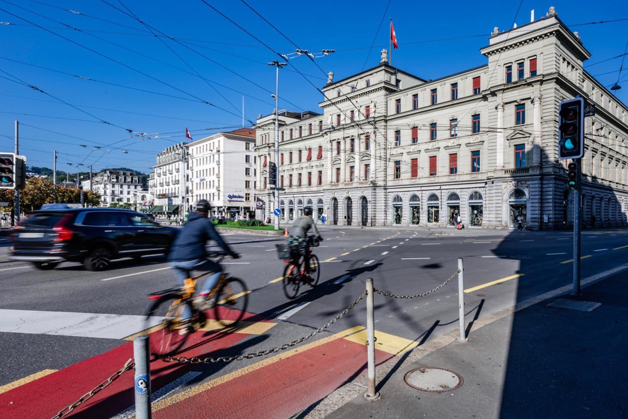 Auf dem Bild ist das Gebäude des Bundesgerichts in Luzern zu sehen. Es steht an einer belebten Strassenkreuzung.